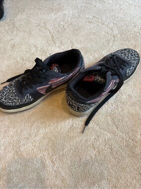Nike Women's Black, Gray & Pink Patterned Sneakers